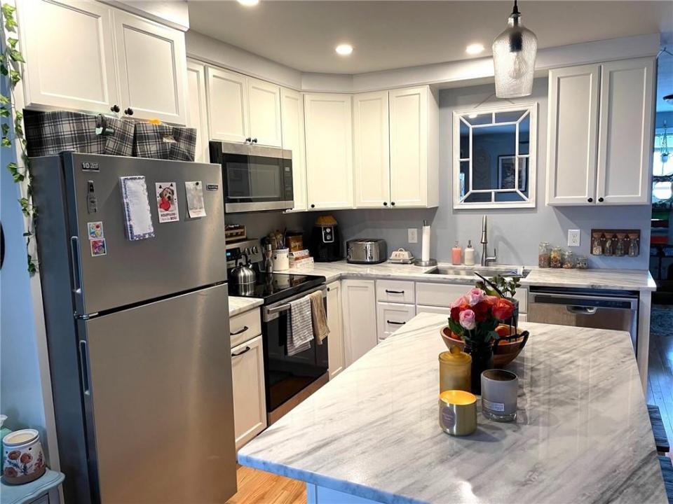 15 Third School Street 1, Bristol, Rhode Island 02809, USA