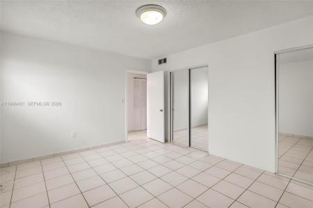 1975 NE 135th St 3F, North Miami, Florida 33181, USA