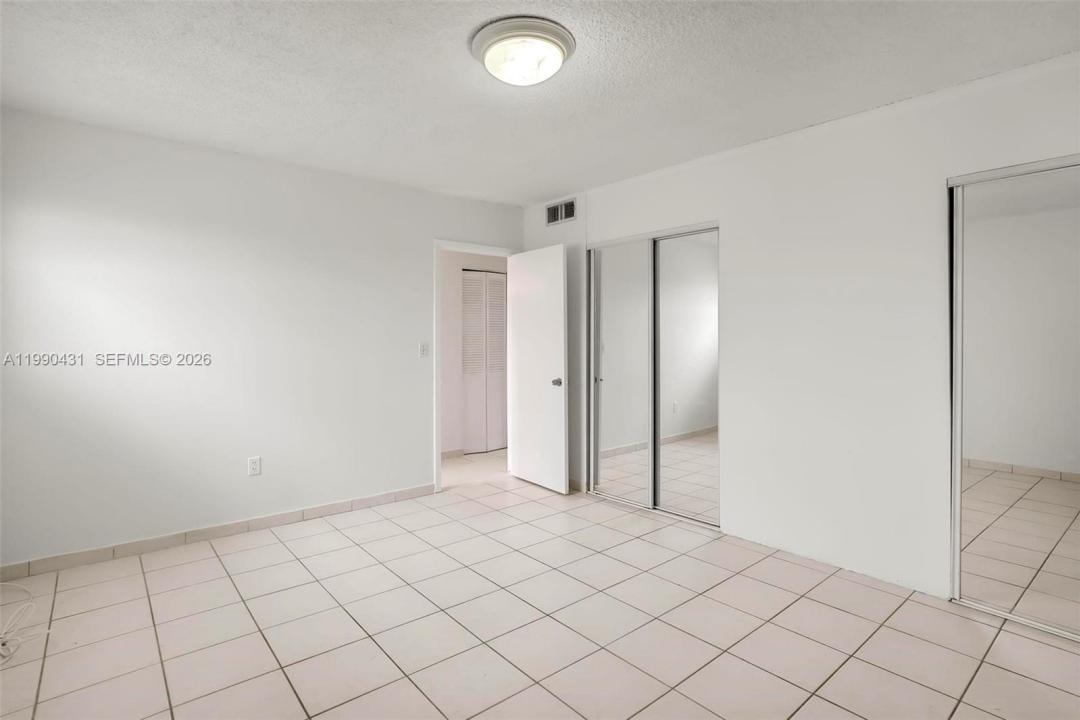 1975 NE 135th St 3F, North Miami, Florida 33181, USA