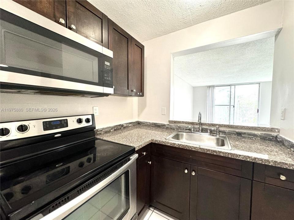 484 NW 165th St Rd A-411, Miami, Florida 33169, Stati Uniti