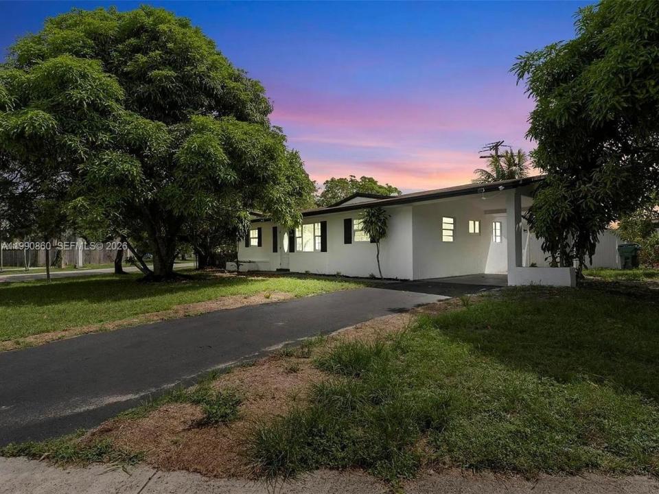 4900 NW 14th St, Lauderhill, Florida 33313, USA