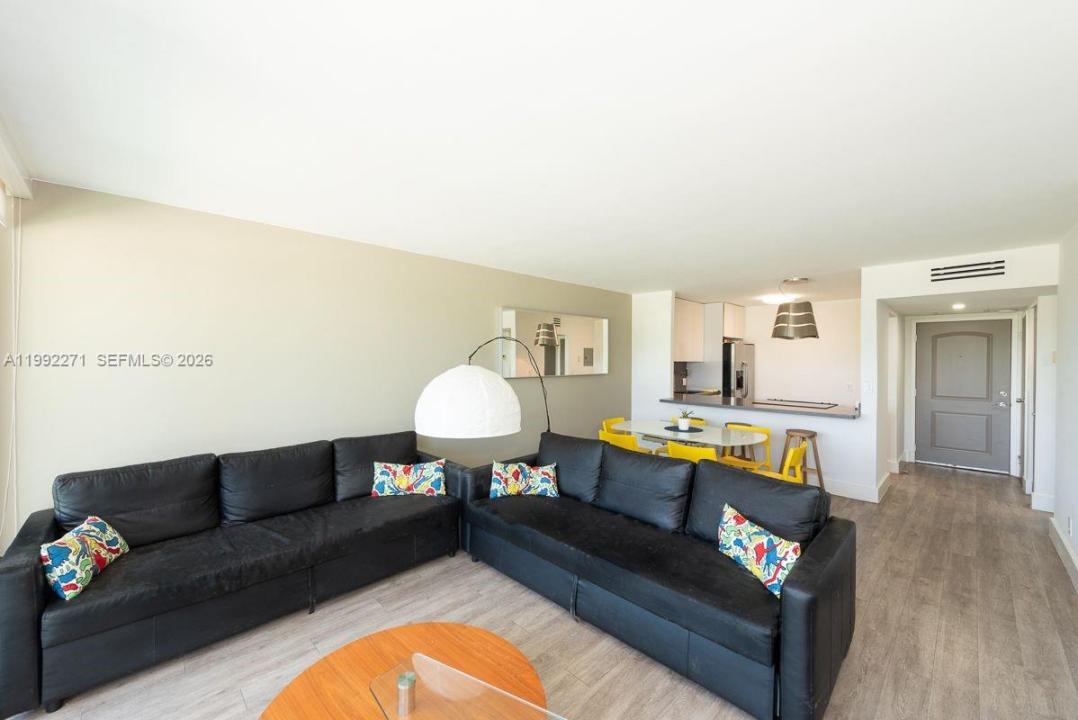 100 Bayview Dr 210, Sunny Isles Beach, Florida 33160, Stati Uniti