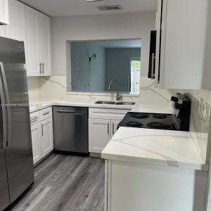 301 Palm Cir E 301, Pembroke Pines, Florida 33025, USA