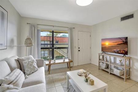 561 NW 100th Pl 201, Pembroke Pines, Florida 33024, USA