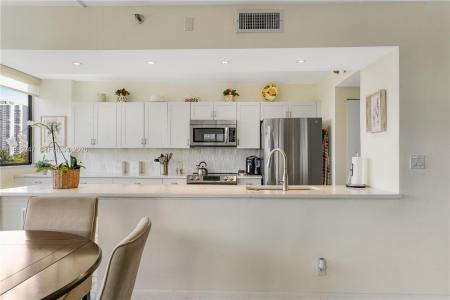 20185 E Country Club Dr 405, Aventura, Florida 33180, USA