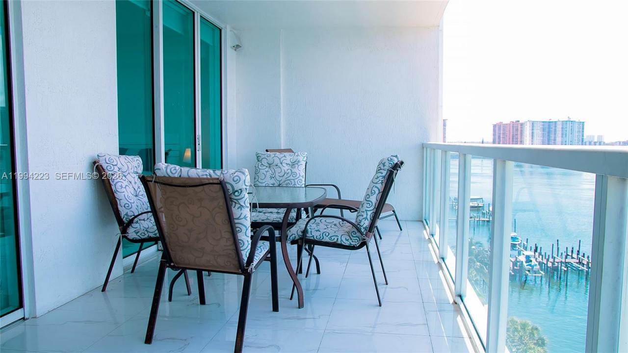 18100 N N Bay Rd 906, Sunny Isles Beach, Florida 33160, Stati Uniti