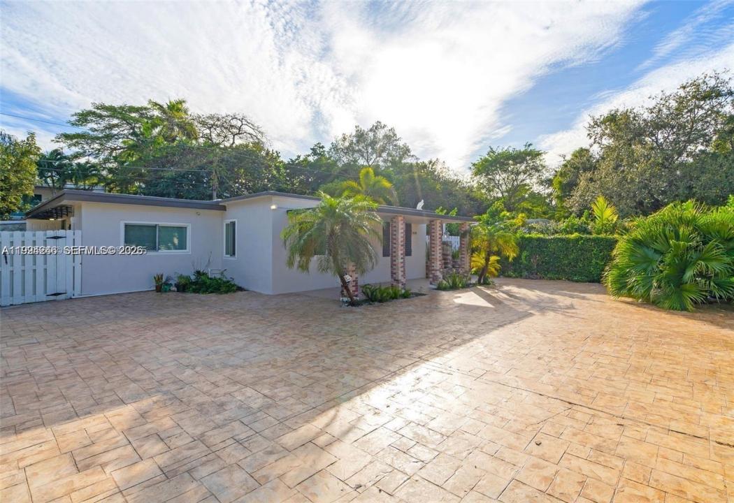 3800 Charles Ter, Miami, Florida 33133, USA