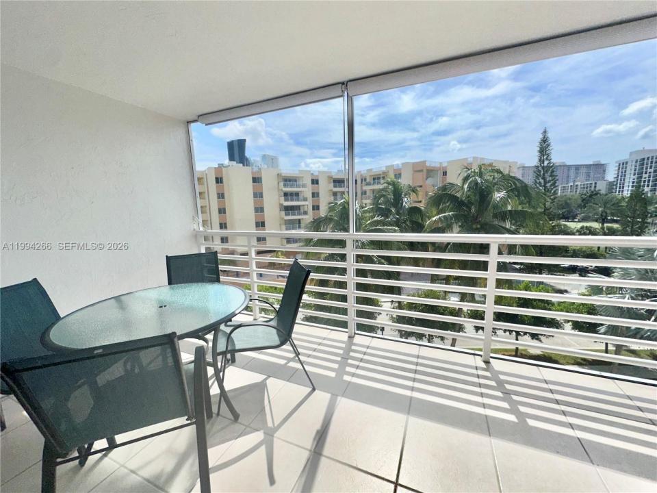 17801 N Bay Rd 513, Sunny Isles Beach, Florida 33160, Stati Uniti