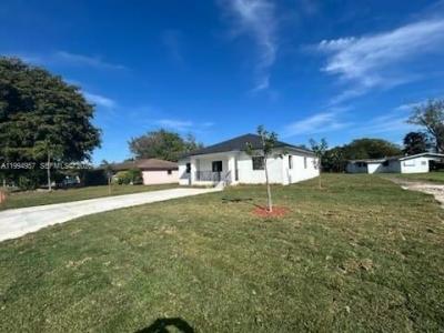 1468 NW 100th St, Miami, Florida 33147, USA