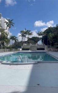 496 NW 165th St Rd D-611, Miami, Florida 33169, HOA KỲ
