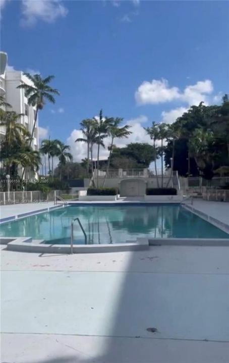 496 NW 165th St Rd D-611, Miami, Florida 33169, USA