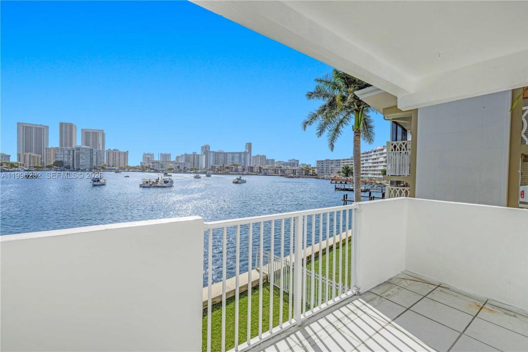 462 Golden Isles Dr 210, Hallandale Beach, פלורידה 33009, ארצות הברית של אמריקה