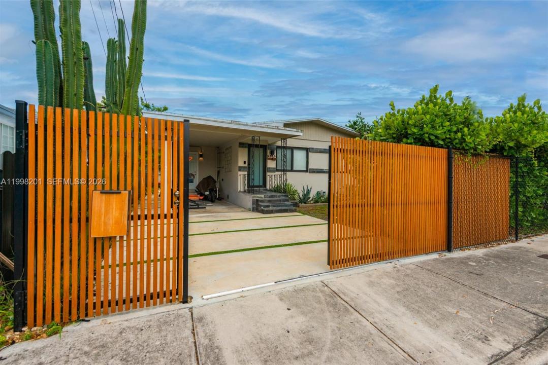 2925 NW 11th Ave Front, Miami, Florida 33127, USA