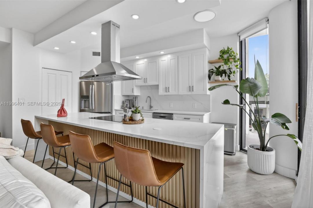 20185 E Country Club Dr 204, Aventura, Floryda 33180, USA