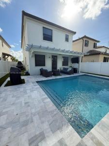 3567 W 110th Ter, Hialeah, Floryda 33018, USA