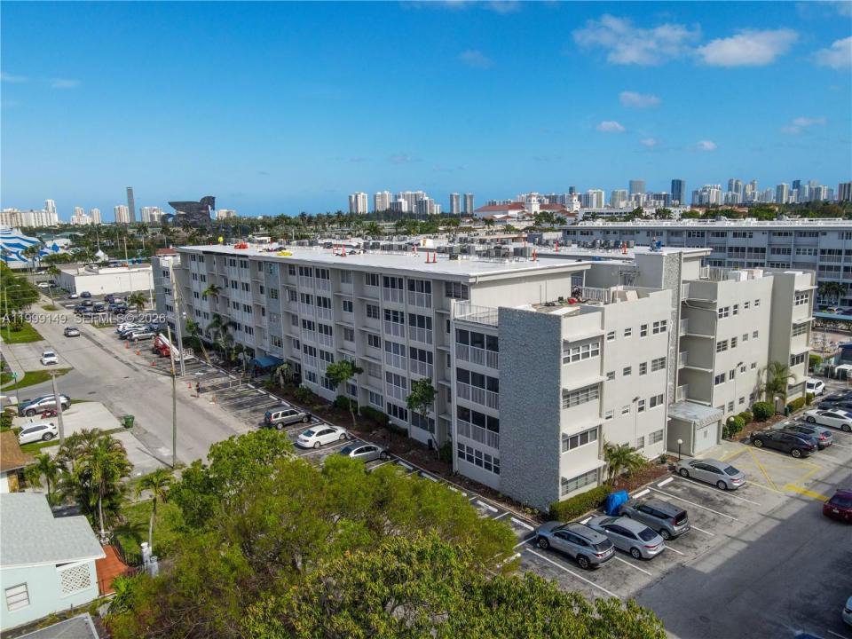 330 SE 2nd St 405F, Hallandale Beach, Florida 33009, Stati Uniti