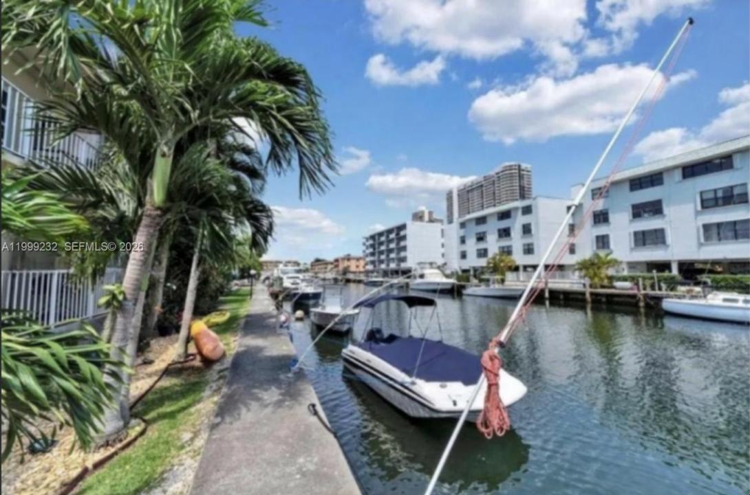 3681 NE 170th St 4, North Miami Beach, Floride 33160, États-Unis