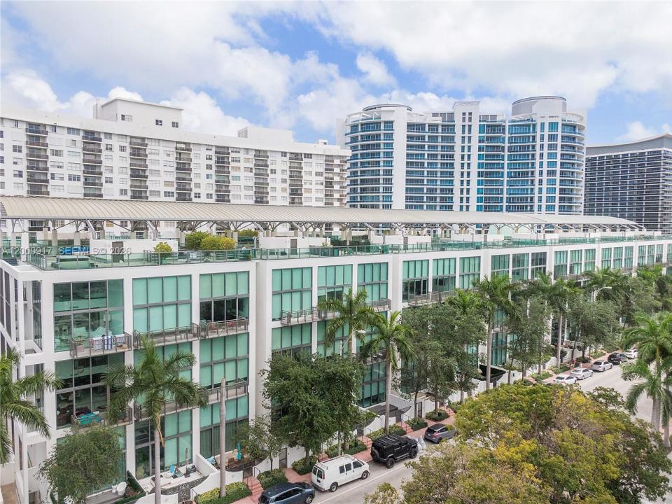 6000 Collins Ave 527, Miami Beach, Florida 33140, USA