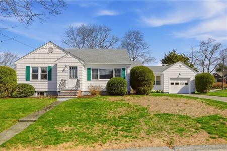 24 Kearns Avenue, Tiverton, RI 02878, USA