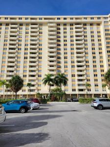 1833 S Ocean Dr 307, Hallandale Beach, Florida 33009, USA
