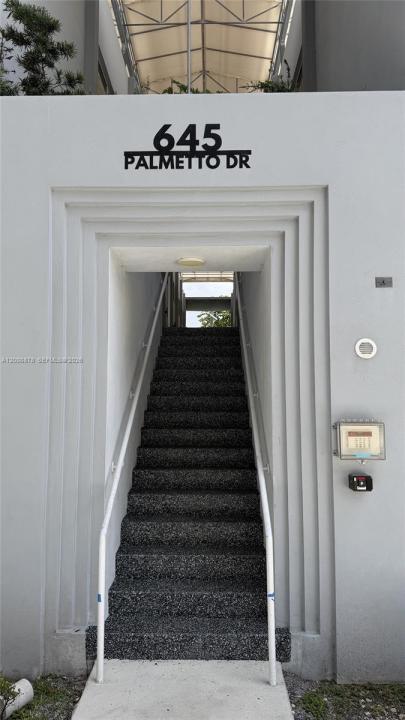 645 Palmetto Dr 12, Miami Springs, Florida 33166, Stati Uniti