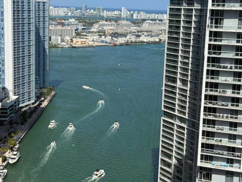 77 SE 5TH Street 4214, Miami, Floride 33131, États-Unis