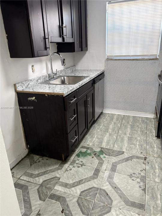 270 NE 142nd St 14A, Miami, Floryda 33161, USA