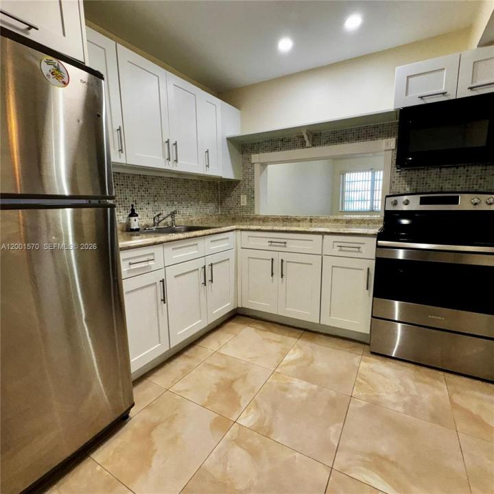 215 SE 3rd Ave 203A, Hallandale Beach, Floride 33009, États-Unis