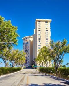 11111 Biscayne Blvd 18E, Miami, Florida 33181, USA