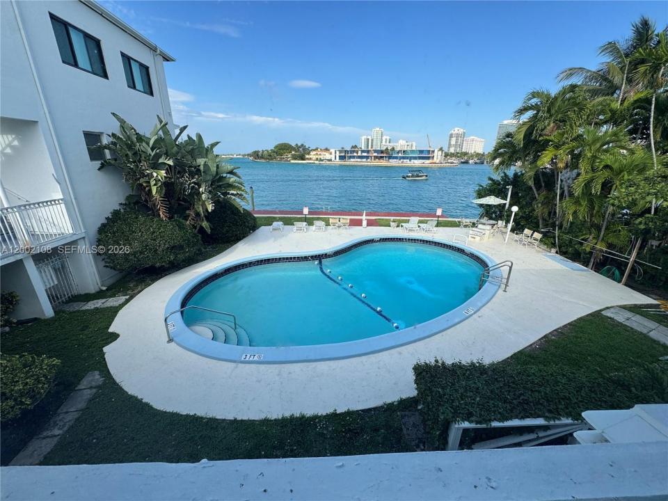 10281 E Bay Harbor Dr C2, Bay Harbor Islands, Florida 33154, USA