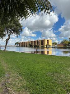 4717 NW 7th St 402-10, Miami, Florida 33126, USA