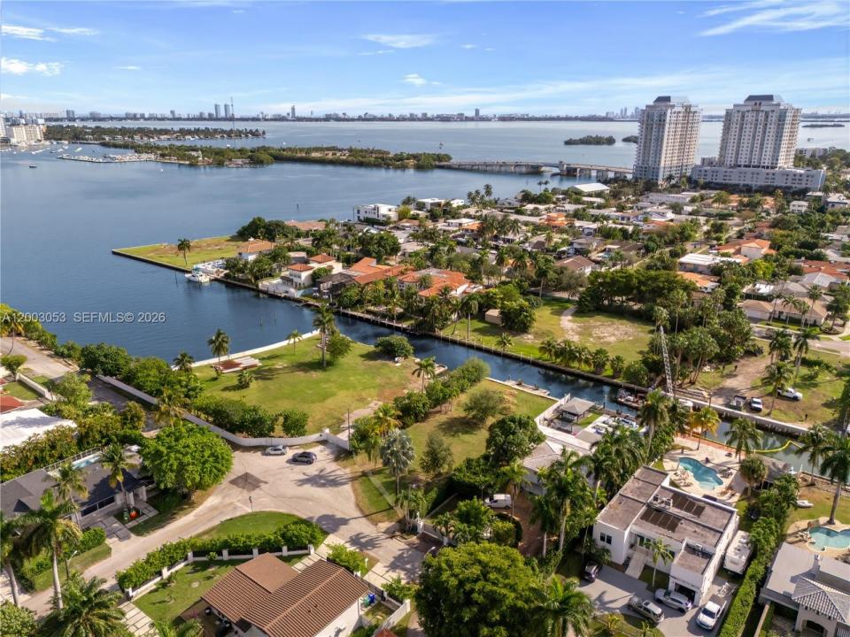 1110 NE 84th St, Miami, Florida 33138, USA