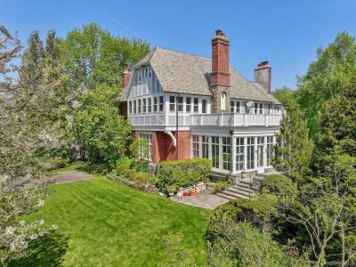 15 Hemlock Road, Eastchester, New York 10708, USA