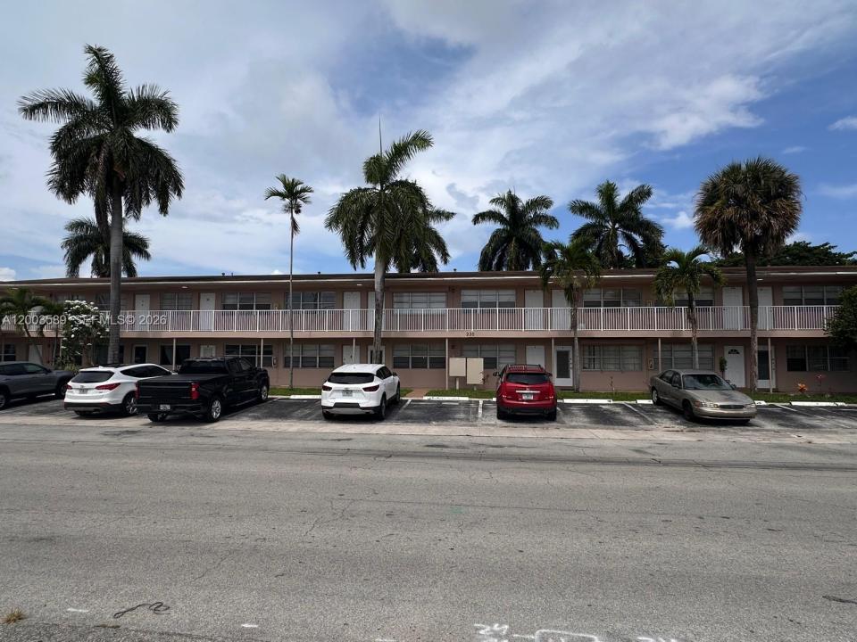 230 SW 11th Ave 14, Hallandale Beach, Florida 33009, USA