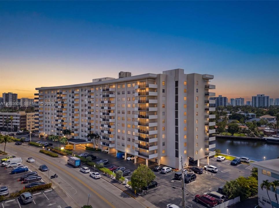 401 Golden Isles Dr 303, Hallandale Beach, Floride 33009, États-Unis