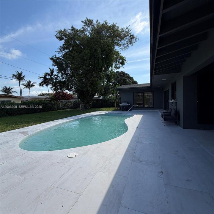 1951 NE 187th Dr, North Miami Beach, Florida 33179, USA