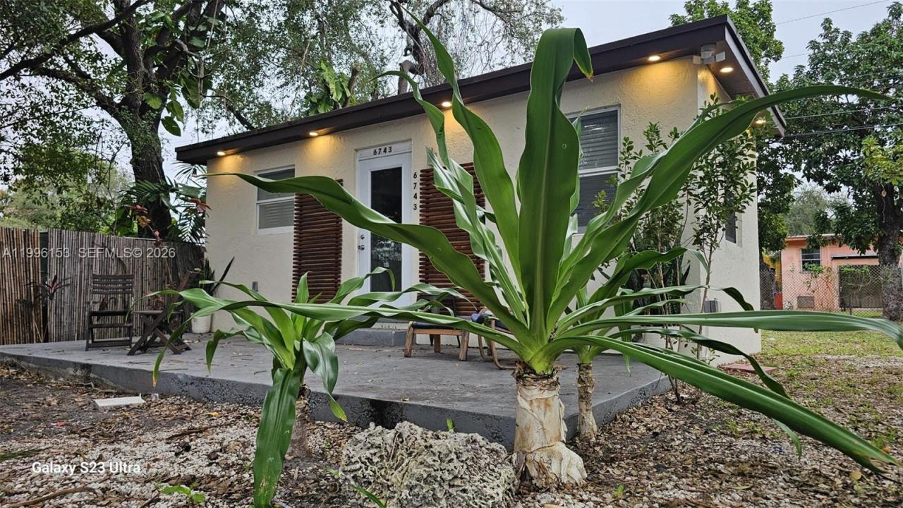 6743 NW 4th Ave, Miami, Florida 33150, USA