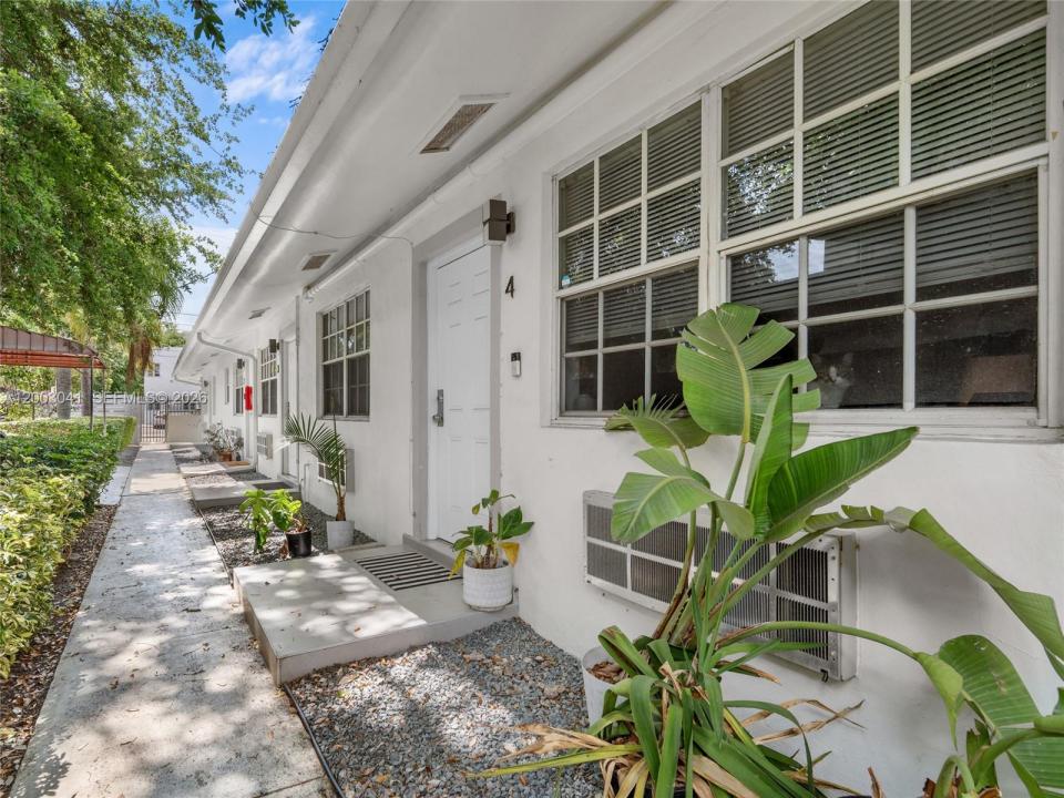 571 NE 67th St, Miami, Florida 33138, USA