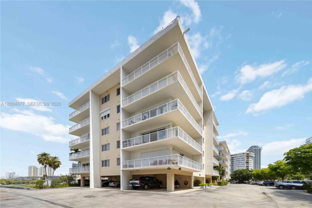 126 Golden Isles Dr 32A, Hallandale Beach, Florida 33009, USA