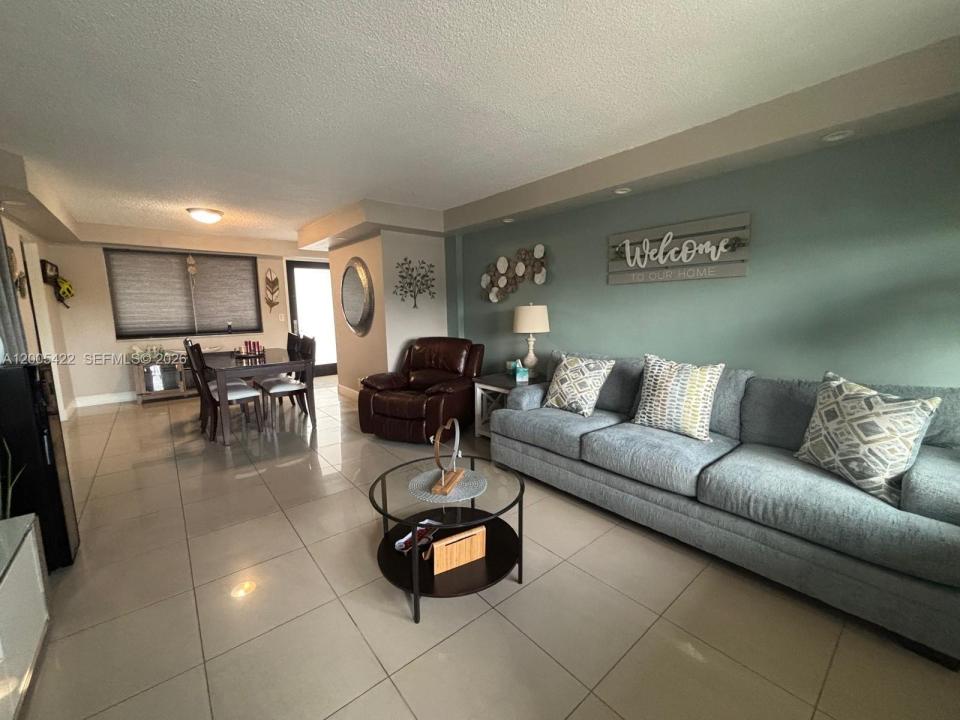 301 Golden Isles Dr 409, Hallandale Beach, Florida 33009, Stati Uniti