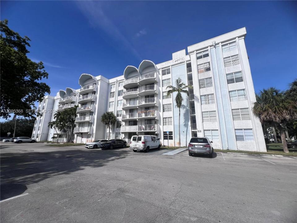 496 NW 165th St Rd D-414, Miami, Florida 33169, USA
