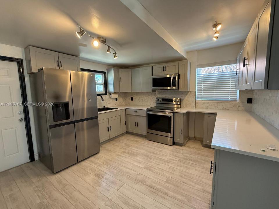 311 NW 32nd Ct, Miami, Florida 33125, USA