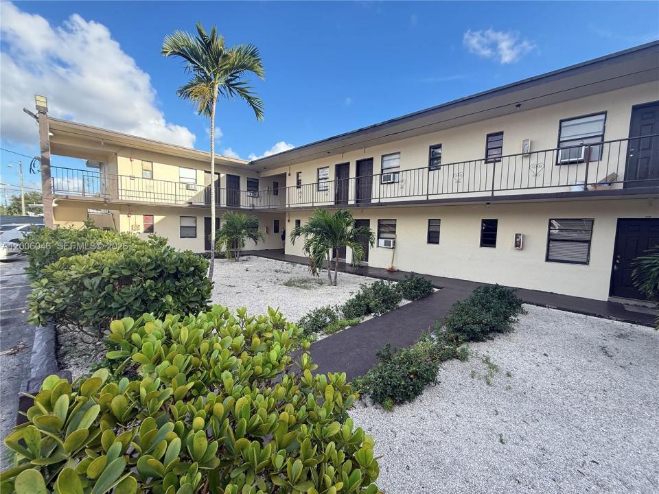 3330 NW 48th Ter 206, Miami, Florida 33142, USA