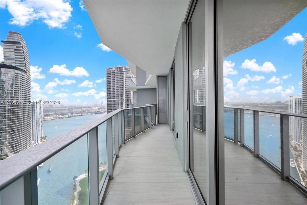 77 SE 5th St 4106, Miami, Floryda 33131, USA