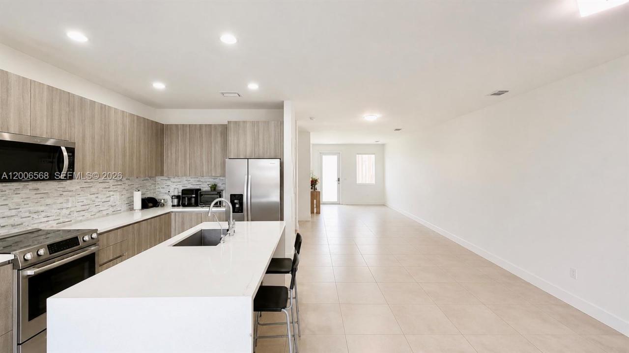 10279 NW 72nd St, Doral, Florida 33178, USA
