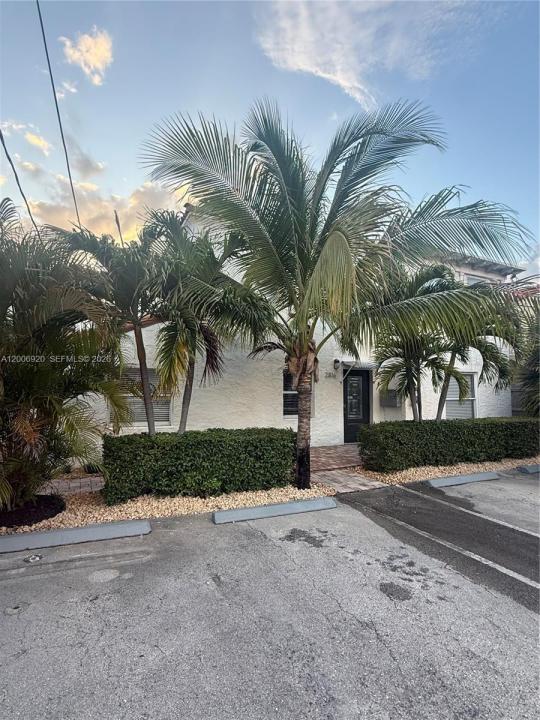 2816 Pine Tree Dr 2, Miami Beach, Florida 33140, USA