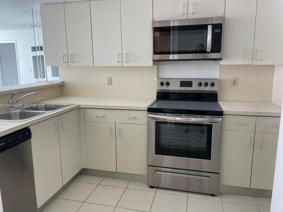 5880 Collins Ave 1006, Miami Beach, Floryda 33140, USA