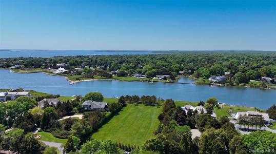 11 Pine Tree Lane, Southampton, New York 11977, USA