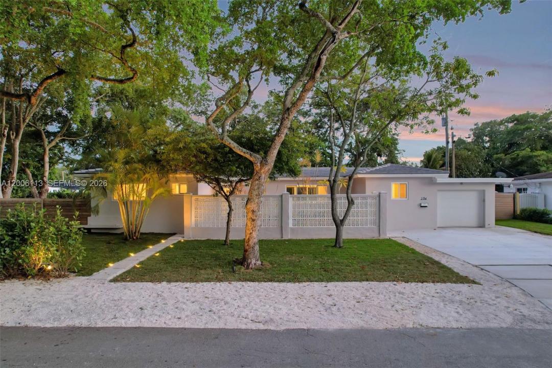 2 NW 89th St, El Portal, Florida 33150