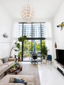 6000 Collins Ave 515, Miami Beach, Florida 33140, USA